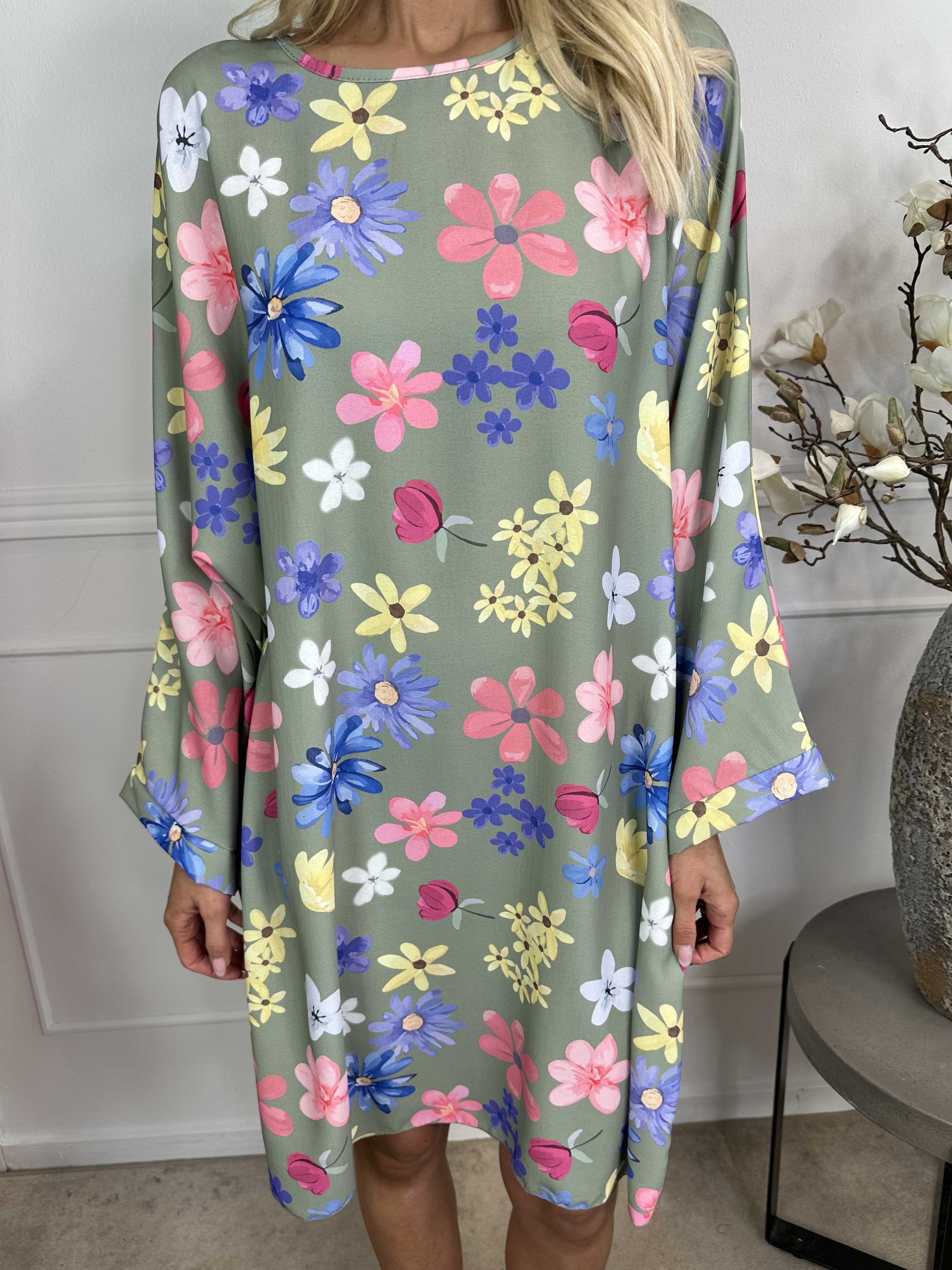 Sabina - Kjole i løs pasform med blomsterprint